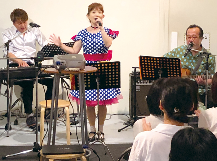 本田洋一郎さん（左）、山野さと子さん、中川ひろたかさん（右）ライブ